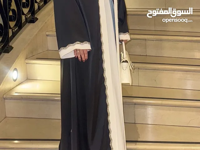 فستان طويل فوقه جلباب