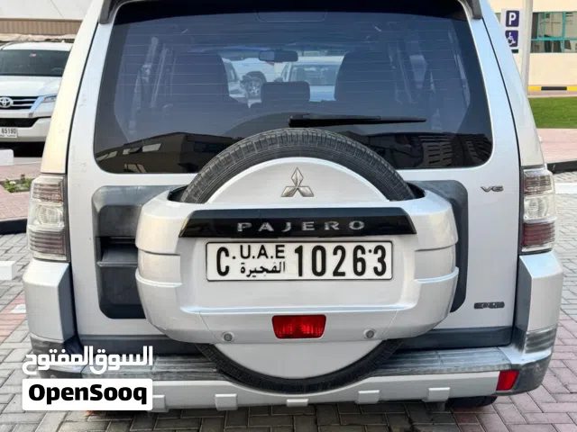 Mitsubishi pajairo silver color 2008