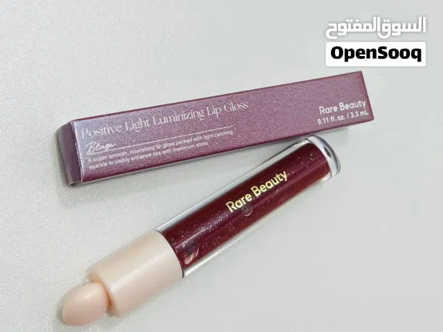 هذه مجموعة من كلوسات الشفاه المضيء "بوزيتيف لايت" من رير بيوتي (Rare Beauty Positive Light Luminizin