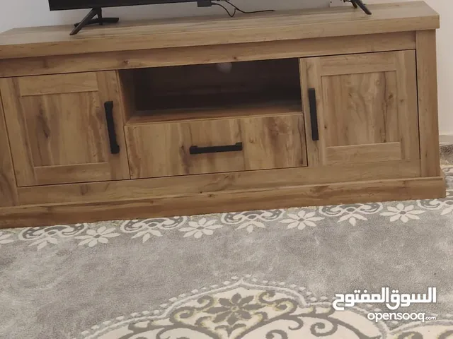 طاولت تلفزيون نظيفه جدا من ماركه معروفه ايكا