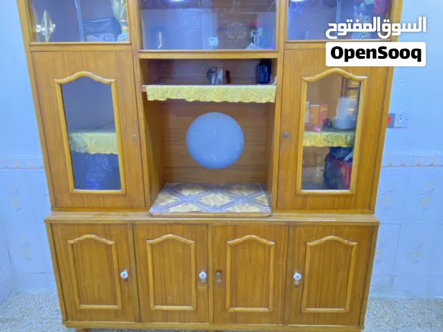معرض للمواعين والأغراض تصلح مكتبة للكتب