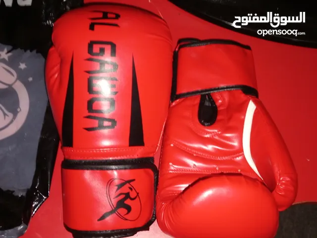 قفازات ملاكمه او kickboxing استعمال نضيف نضيف شهر واحد فقط اصليات مشاء الله مقاز8oz
