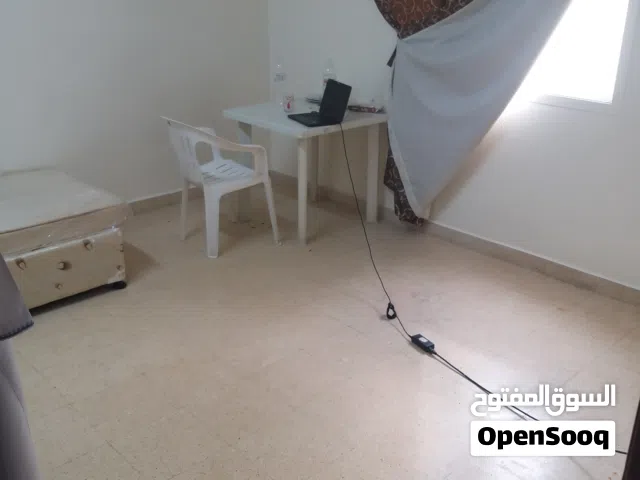 غرفه مع دوره مياه مشتركة ومطبخ مشترك في القرم