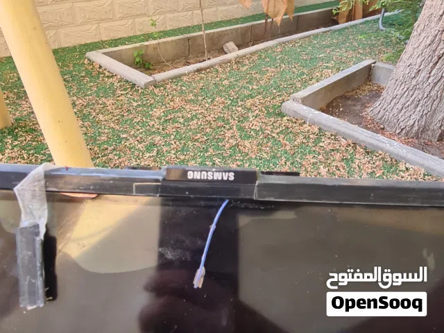 للبيع شاشة سامسونج 75 بوصة ذكية (مكسورة وتالفة كقطع غيار / سكراب)