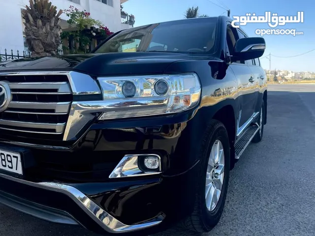 بدفعه 15 الف لاندكروزر موديل 2016 ماتور 4000cc لون اسود فرش جلد بيج كراسي امامي كهرباء زنون حساسات