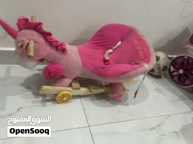 لعبه. حصان.  لونها. وردي.
