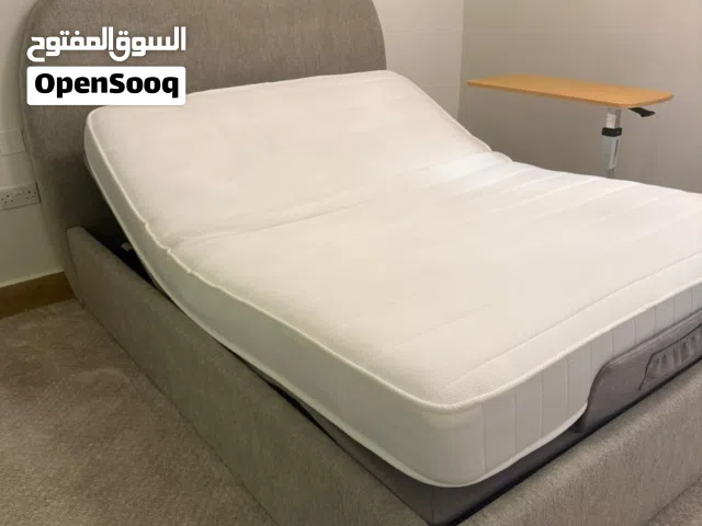 سرير وطاوله