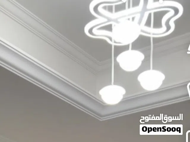 اكثر من لون اصفر ولون صحراوي وابيض