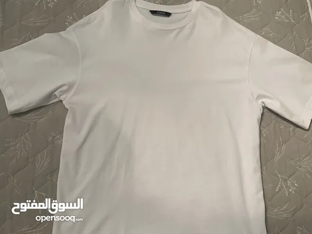 تشرت رقبة وردي، وتشرت ابيض اوفر سايز