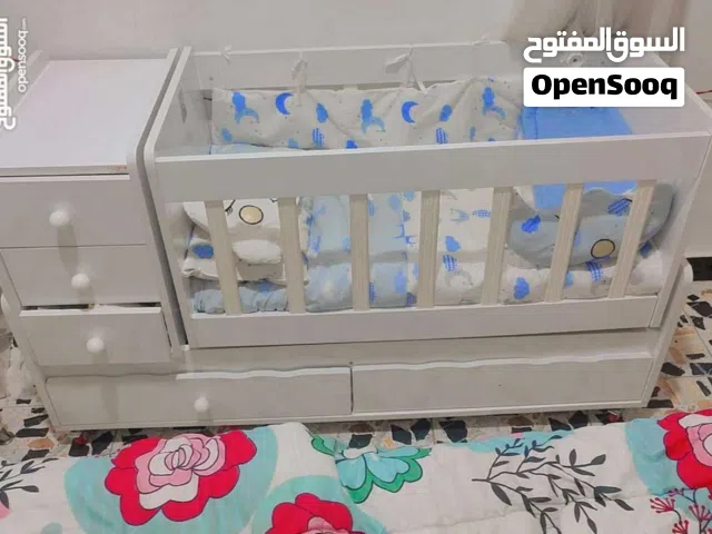 سرير طفل مستخدم قليل