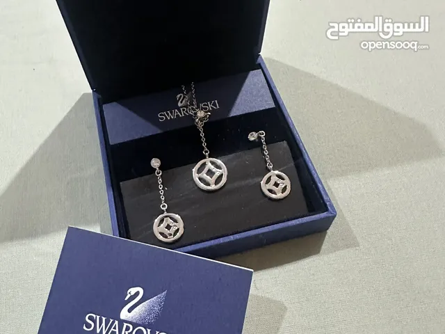 طقم سواروفسكي جديد وأنيق - سلسال وحلق فضي اللون