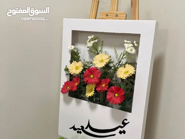 لوحة ورد طبيعية بتنسيق أنيق داخل إطار خشبي، مناسبة كهدايا فخمة لكل المناسبات.