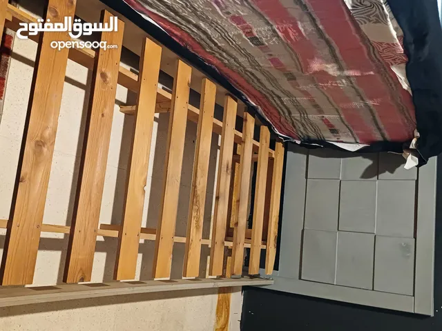تختين مفردين بحالة جيدة للبيع بسعر مناسب