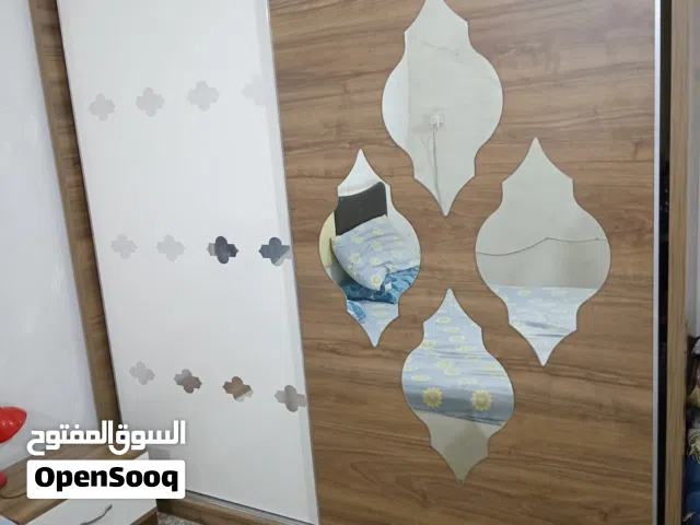 غرفة نوم بحالة جيدة مع الفراش