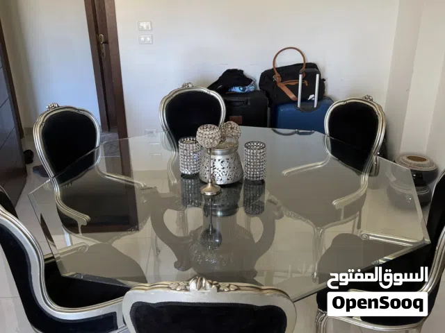 طاولة سفرة بسعر حرق مع الزينة الخاصة بها
