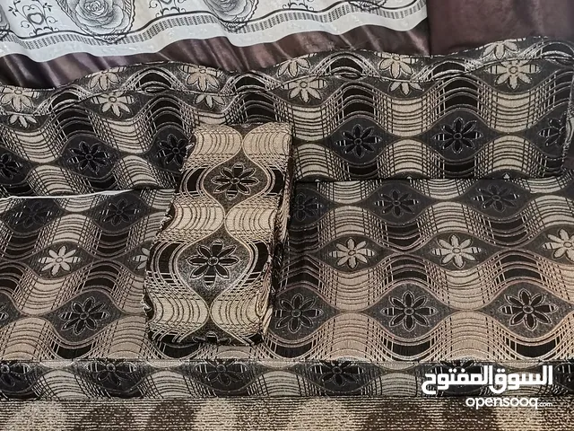 مجلس 6فرشات و6 مراكي و6 مساند الفرشات سفنج ضغطهم ممتاز وبرادي عدد 2 للبيع بسعر 60 دينار