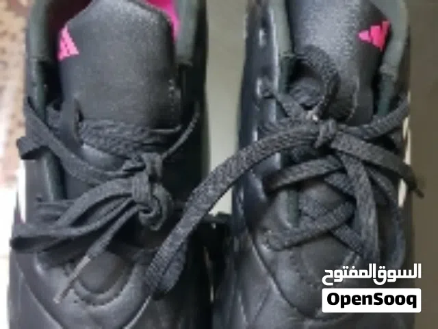 حذاء رياضي اديداس