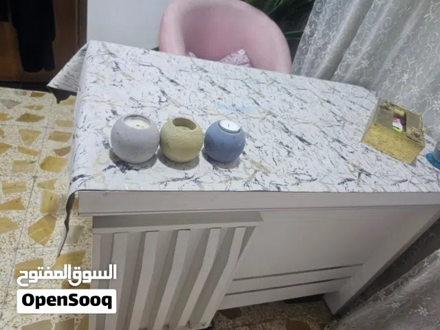 ميز وسديات مع كرسي