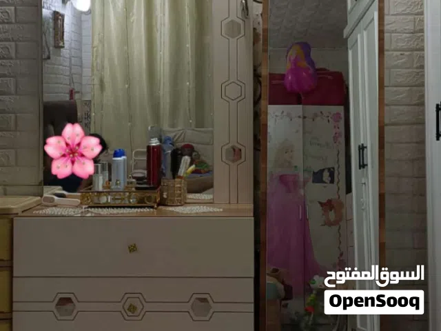 ميز مراية ومراية طويله وجرارات عدد 6 مستعملات رادلهن سجج