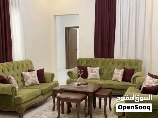 طقم كنب رائع فقط 200 درهم مع ستائر