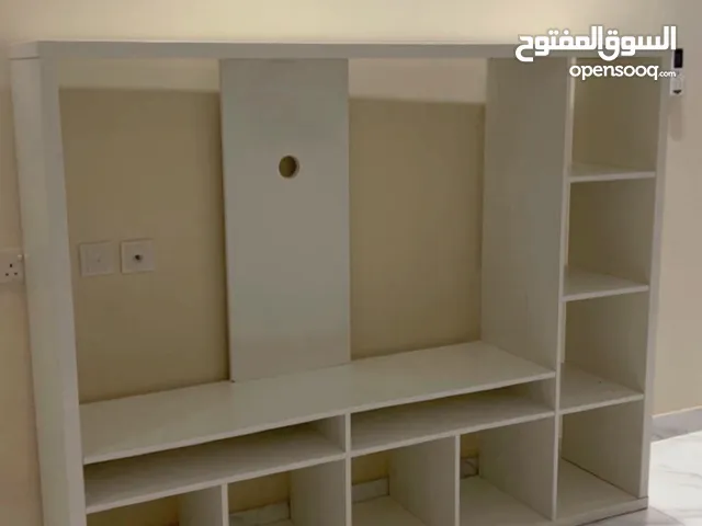 طاولة تلفزيون شبه جديد من ايكيا استخدام بسيط ونظيفه جداً