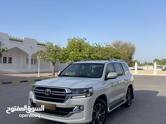 للبيع لاندكروزر GXR جراند تورينج وكالة عمان 8 سلندر المالك الأول
