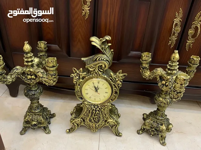 شمعدانات عدد 2 وساعه شغاله