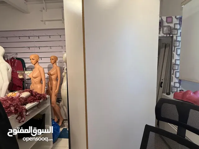 ديكور واكسسوارات محل تجاري مستعمل بحالة ممتازة للبيع بشرط كامل الأثاث والديكور