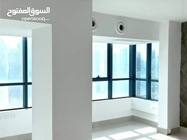 مكتب للايجار الارسال مقابل قصر الحمرا. سهل الوصول مشيا و بالسيارة بعيد عن الازمة