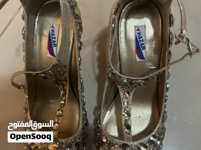 حذاء كعب عالي  نفس اللي بالصوره بالضبط جميل واحجاره لمااااعه  وثقيل وفخم للمناسبات والحفلات ..