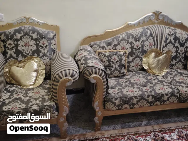 كنبات وكراسي وطبلات