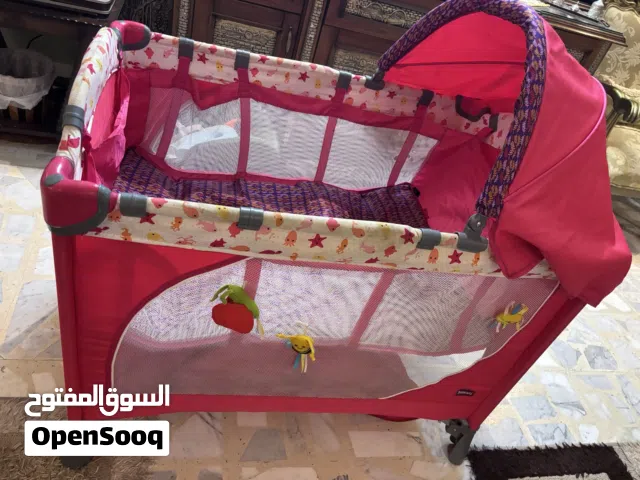 تخت بيبي لون زهر بحالة جيدة سهل الضب