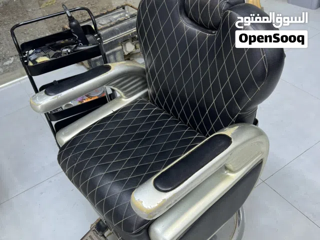 كرسي حلاقه مرتب ونضيف ومابي شي