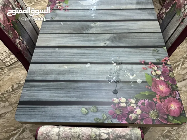 طاوله اكل الحاله مشالله معها 4 كراسي