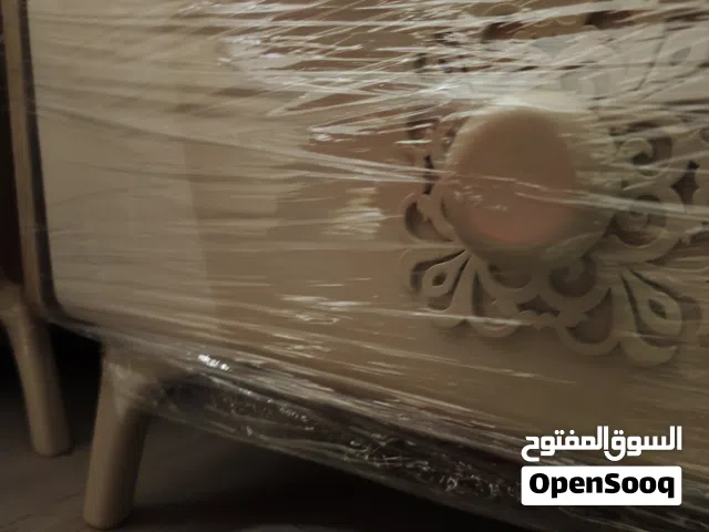 طاولة جانبية لسرير