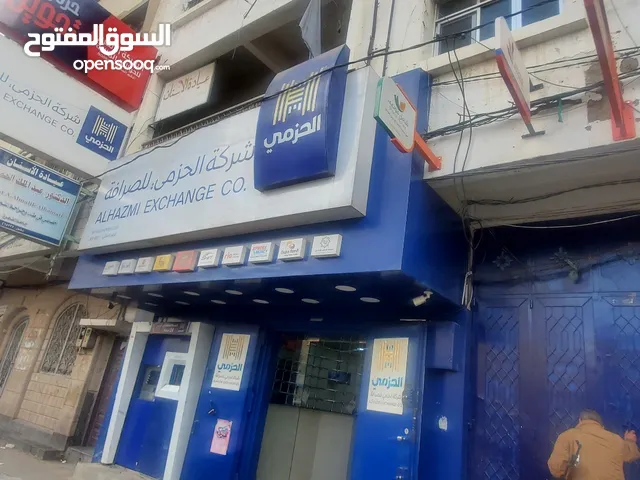 عماره ثلاث ادوار مع حوش كبير تجاريه في شارع الزبيري الرائيسي امام بنك التضامن الاسلامي