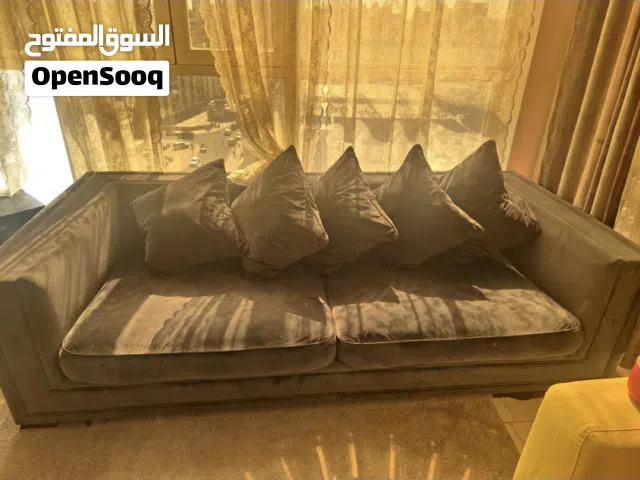 أضف لمسة من الأناقة والراحة إلى منزلك مع هذا الطقم المميز لغرفة الجلوس. يتميز بالتصميم العصري والخام