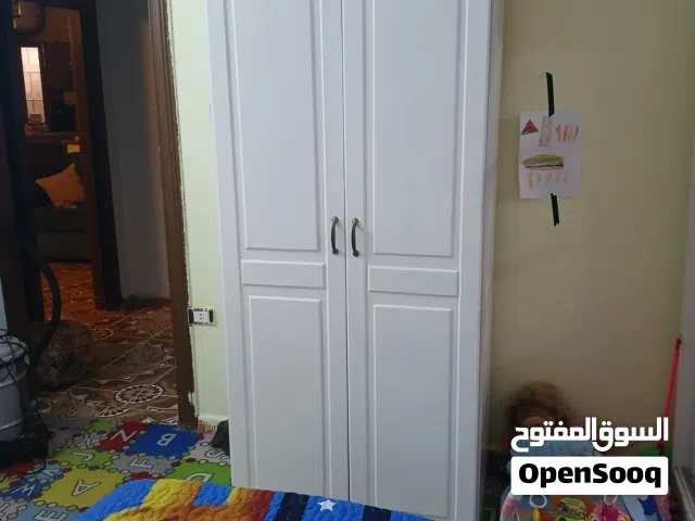 غرفه نوم تخت وخزانه وكمدينه ومراي