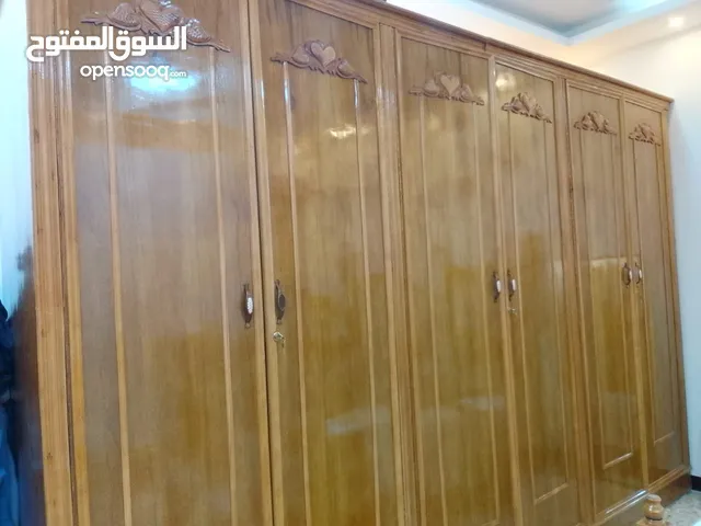 غرفه نوم عراقيه تتكون من سرير نفرين كنتور 6 ابواب مع ملحق واحد كومدي عدد2 دولاب احذيه عدد 1