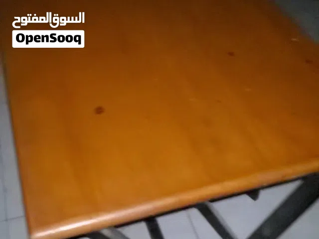 كراسي منفردة وطاولات خشب حق مطعم او كافي انيقه