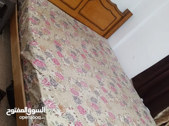 غرفة نوم بحال جيد دون الفراش