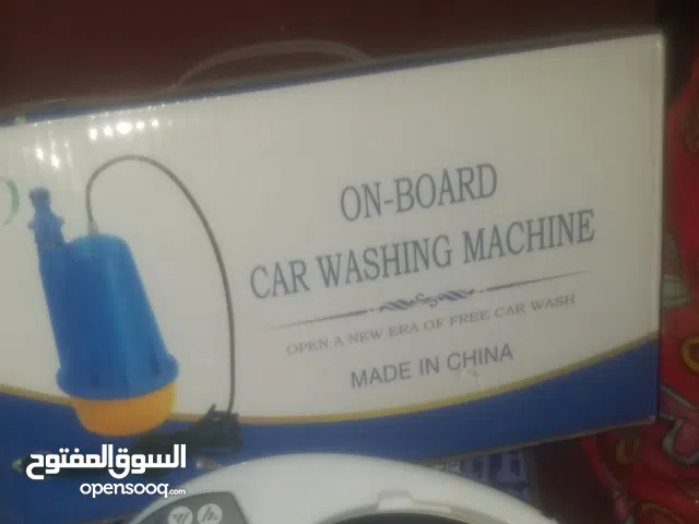 آلة غسيل سيارات محمولة يمكن تركيبها في السيارة.