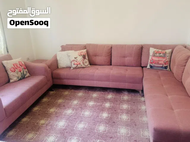 متوفر طقم كورنر شبه جديد بحالة ممتازة  عمره سنة  موجود السجادة والبرادي برضو