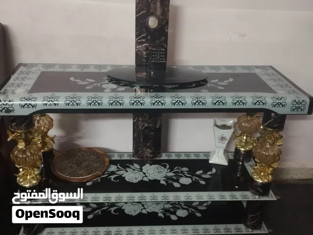 طاولة سكربت مع حمالة تلفزيون زجاج شبه وكاله للبيع بسعر مغري جدا 20 دينار فقط أقل من نصف ثمنها جديده