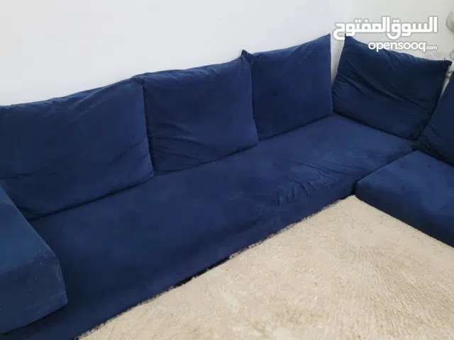 جلسة ارضية مع المخدات والمساند