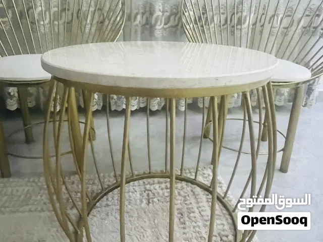 طاولة وكرسيين كلاسيك شبة جديد
