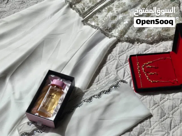السلام عليكم قفطان للبيع فستان عقد السعر 110 لا يوجد توصل محافظه البصره شارع ابوي مهدي المهندس