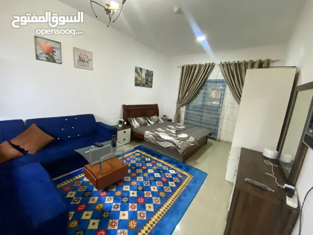 للبيع استوديو في برج النعيمية سى مع بلكونة كبيرة بإطلالة مفتوحة على طريق الشيخ خليفة وفندق رمادا