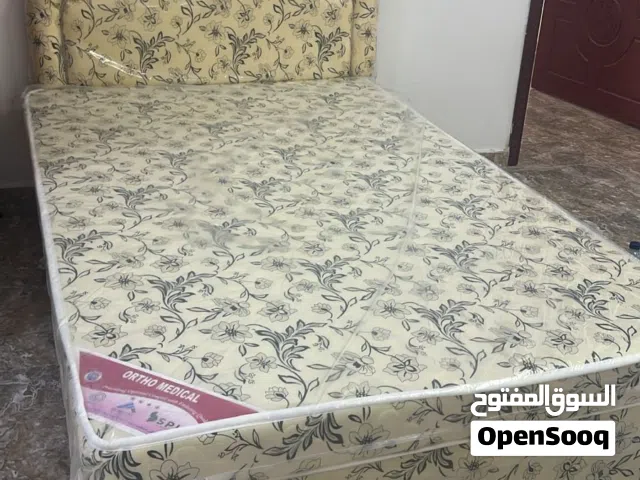 سرير نظيف جدا بقرطاسة
