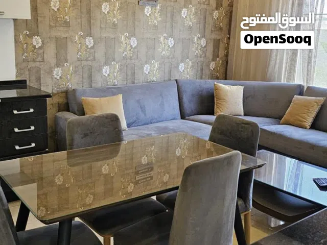 شقة مفروشة عبدون سكن خاص طابق اول غرفتين نوم وحدة ماستر حمامين غرفة جلوس و مطبخ من المالك مباشرة